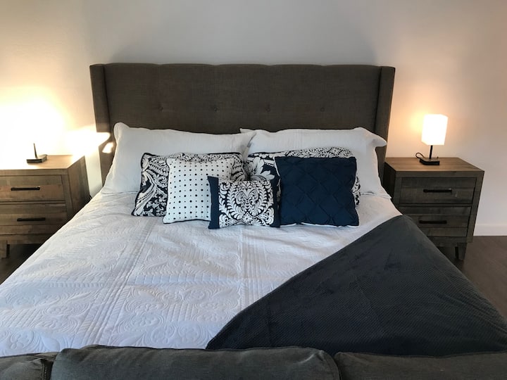 Luxuriöse Master Suite mit Sektionssofa, Kingsize-Bett in Kalifornien, eigenem Bad, begehbarem Kleiderschrank, Fernseher mit Spectrum und französischen Türen zum Whirlpool und Pool.