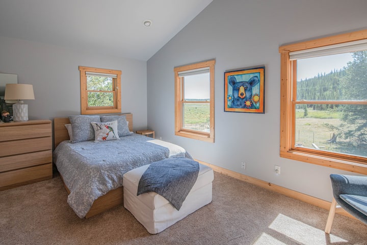 ห้องนอนใหญ่ชั้นบนมีวิวสวยและห้องน้ำที่อยู่ติดกัน