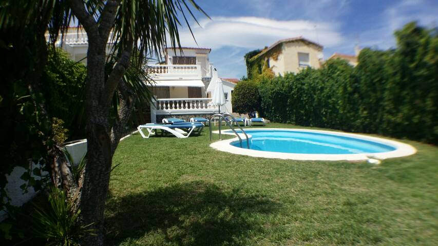 008 Chalet with moorage and pool gallery image 4