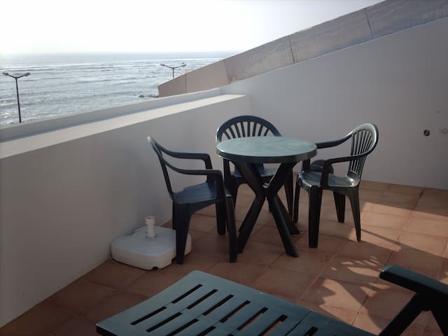 Pequeno apartamento com vista para a praia