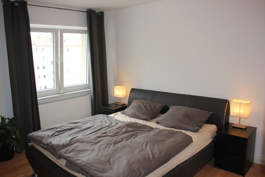 Großes bequemes Doppelbett mit Fenster zum ruhigen Innenhof