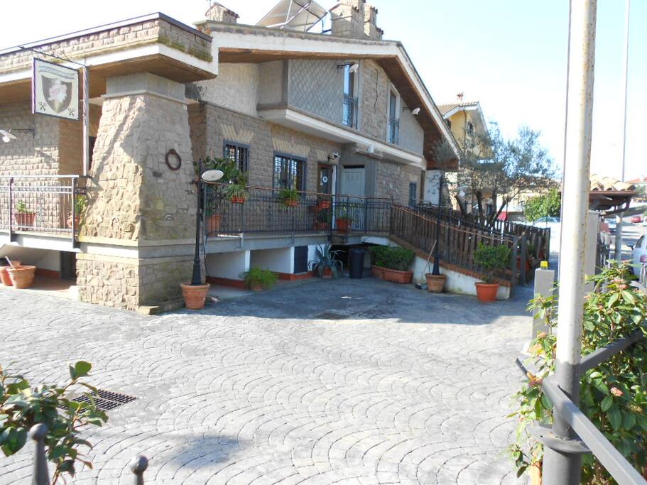 Esterno con parcheggio