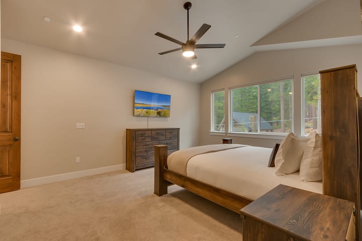 חדר שינה ראשי עם מיטת קינג סייז וטלוויזיה עם מסך שטוח