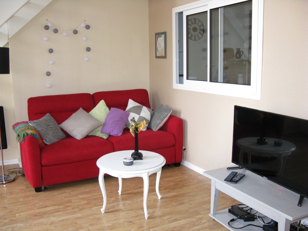 Popular Airbnb listing: Poitiers center: bright and quiet apartment in Poitiers