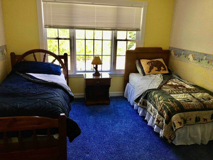 Dhomë gjumi në katin e tretë me krevat tek.  Flenë tre.  Nuk ka sirtarë në këtë dhomë, por ka një dollap të disponueshëm.