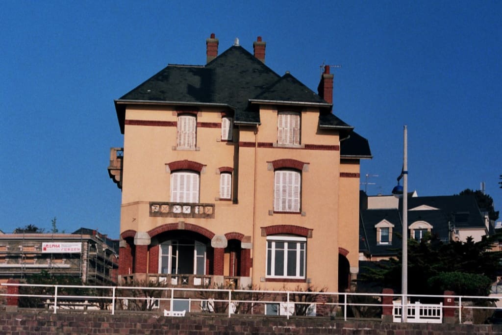 La maison vue de la plage