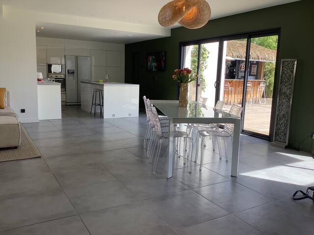 Superbe maison moderne piscine bar gallery image 5