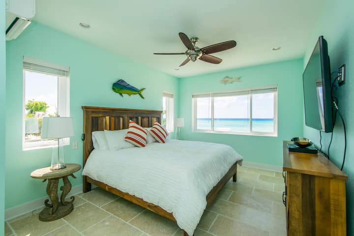 غرفة نوم رئيسية في فيلا بسرير كينج وحمام خاص