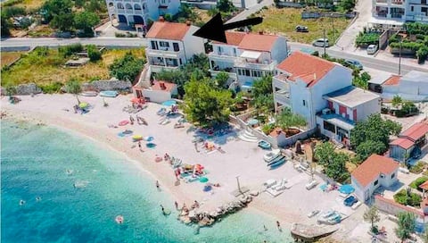 Popular Airbnb listing: House Slatine - only few steps from the sea in Slatine