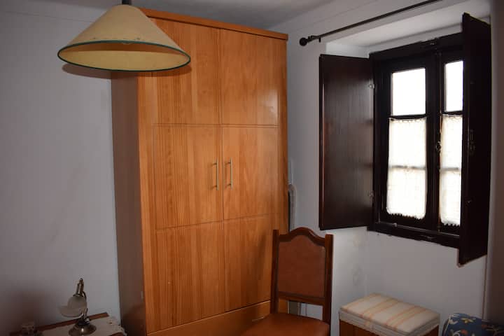 Janela  do quarto no rés-do-chão/ Dirisha kutoka chumba cha kulala cha ghorofa ya chini