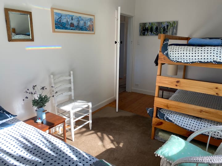 Kreveti na kat i krevet za jednu osobu 