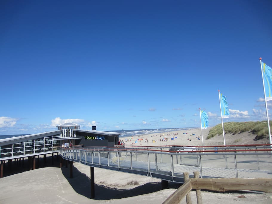 Op enkele minuten bevindt zich de strandopgang met een leuke strandtent "Strandhuys"