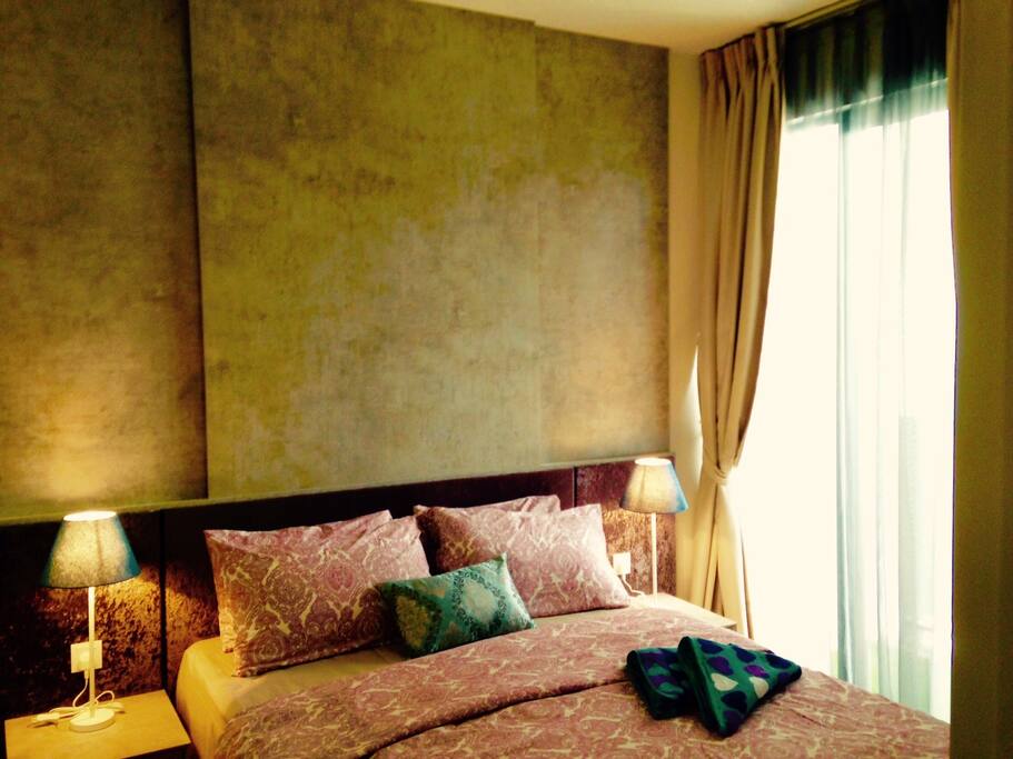Master bedroom with queen bed, sleep for 2 persons (come with 2 pcs of towels).