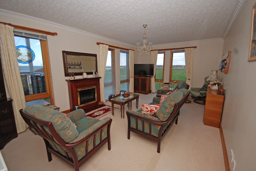 Comfortable lounge with extensive views over the beach and the links