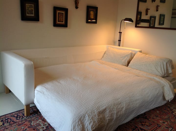 Chambre du milieu avec canapé-lit Queen Size ouvert avec vue sur l'eau