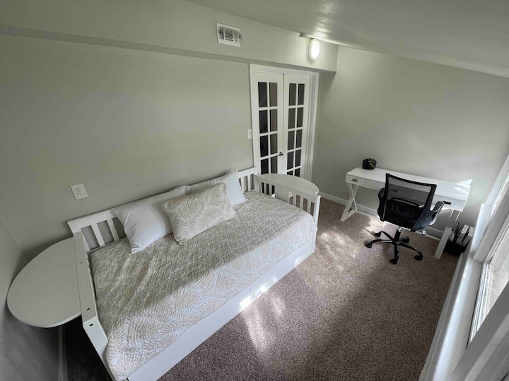 El dormitorio 3 es el segundo dormitorio de arriba con mucha luz natural de las ventanas de madera originales. Esta habitación también ofrece un sofá cama individual con un área de oficina dedicada. Ubicado justo al lado de la sala de estar de arriba.