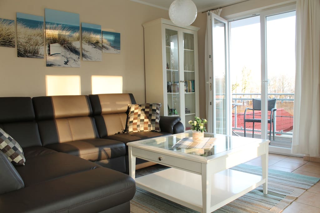 Wohnzimmer mit Ledercouch (2018) und Blick auf Ostsee/Balkon