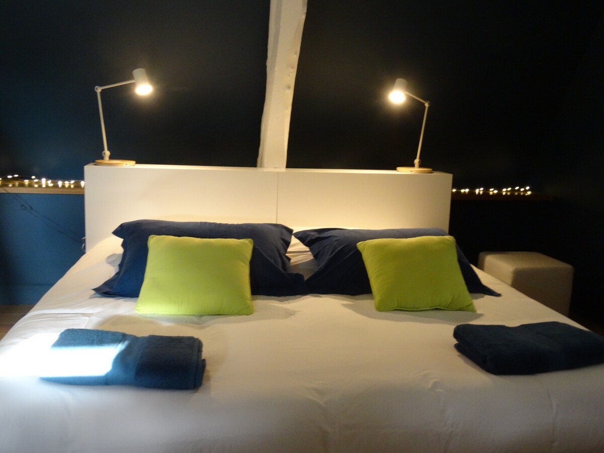 חדר ימי.
מיטה 1.80   (2 אנשים ). או...
