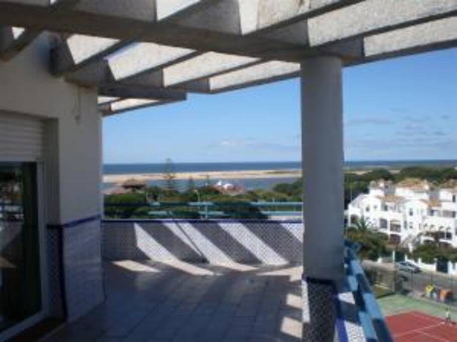 La terraza da la vuelta a todo el apartamento