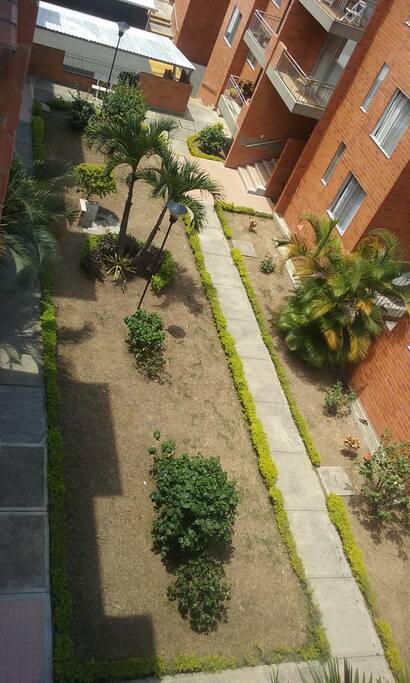 Jardín en la zona común del edificio