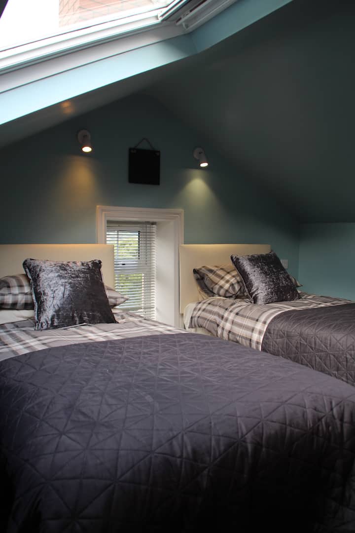 SPAVAĆA SOBA 1    OVA SOBA MOŽE BITI BRAČNI KREVET ILI BRAČNI KREVET, OVISNO O VAŠOJ ŽELJI