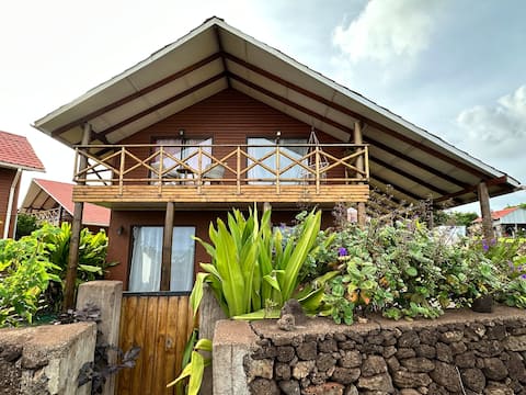 Vave cabin facing the sea and overlooking the moai