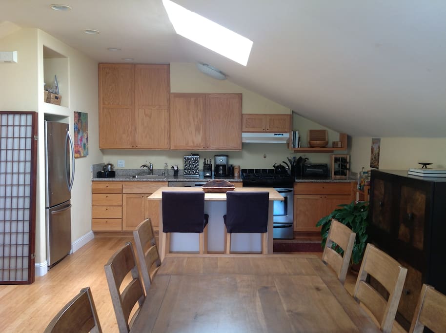 Open floor plan w Sky Light