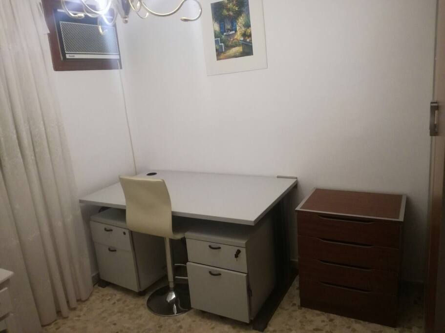 Tienes una amplia zona de trabajo en esta mesa de escritorio