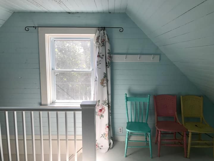 Casa de campo principal: vista de la escalera desde el segundo piso