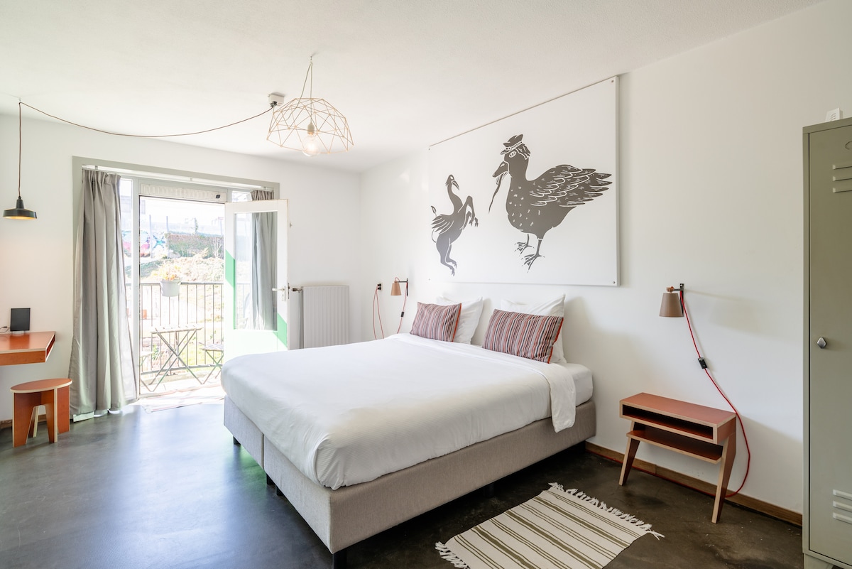 Spavaća soba 8.1 „Zajedno kao jedan”
ima prostran i udoban krevet, privatni balkon koji gleda na vrt, radni stol, televizor s ravnim zaslonom i brzi internet