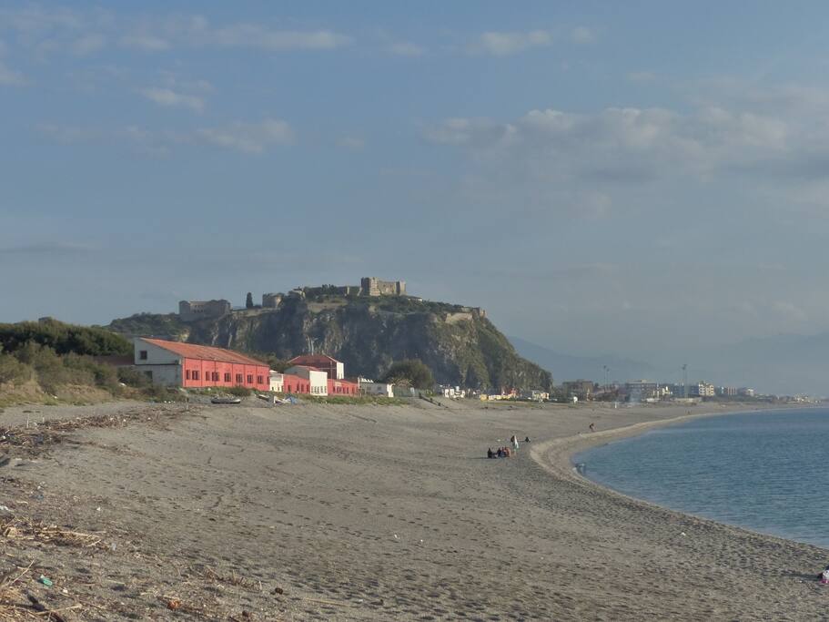 il residence La Tonnara vista dalla baia del tono