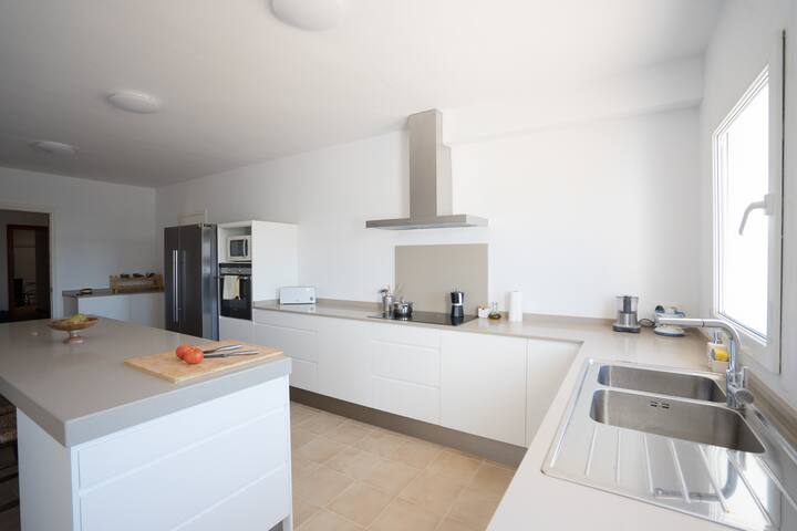 Casa con piscina, vistas y acceso privado al mar. gallery image 5