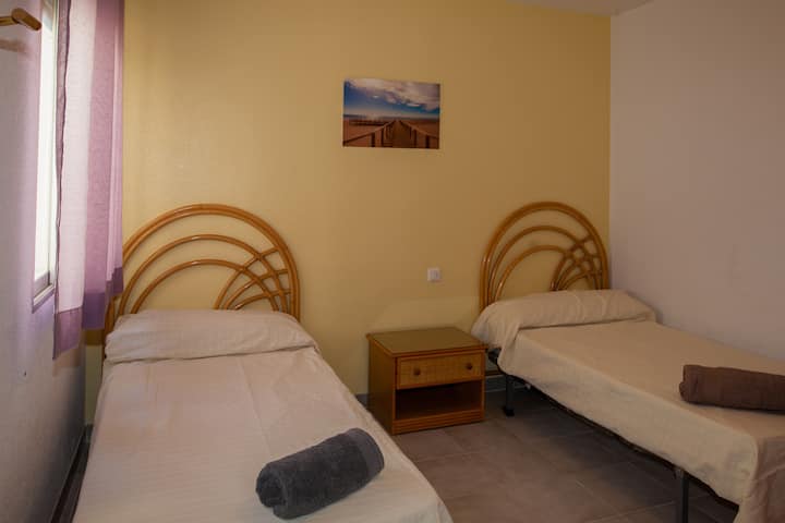 חדר שינה שני עם שתי מיטות