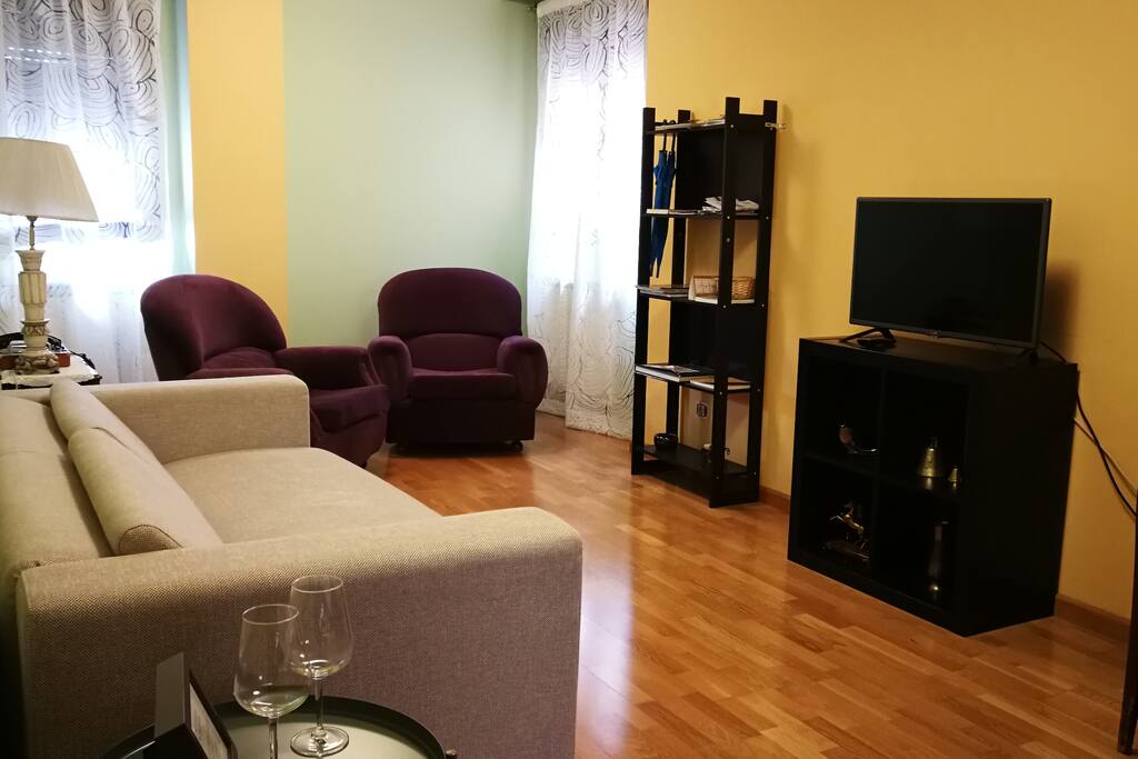 Salón. Con sofá cama sistema italiano