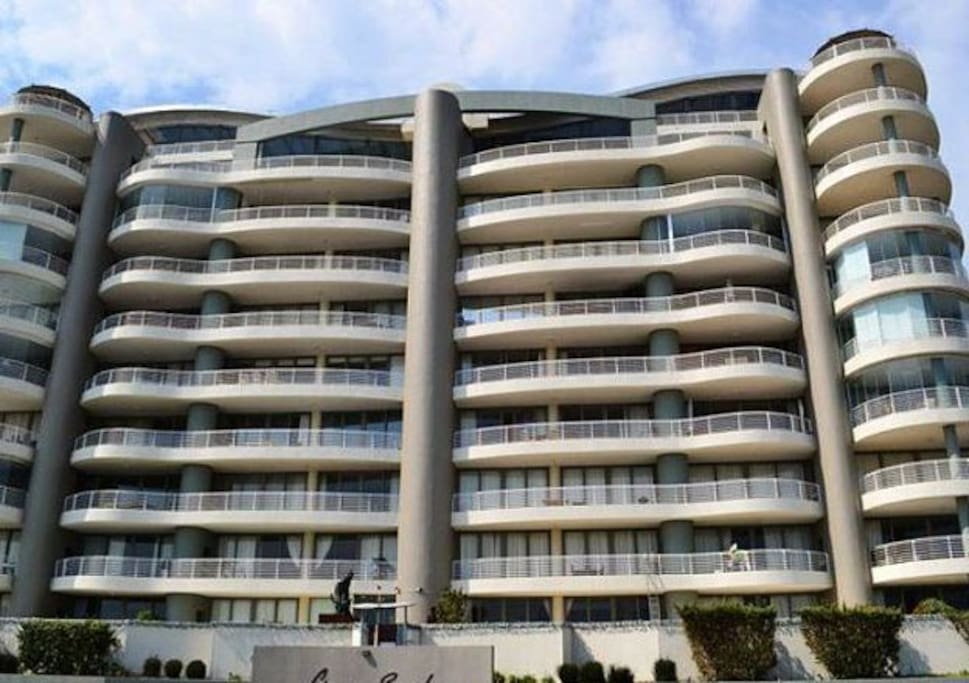 Building from Beach Road