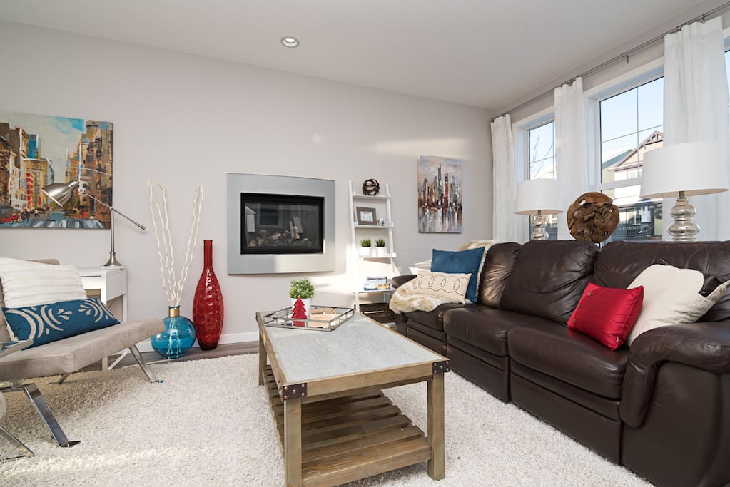 Professionally decorated yet family friendly. Put your feet up on this super comfy lazy boy sofa (all 3 sections recline)