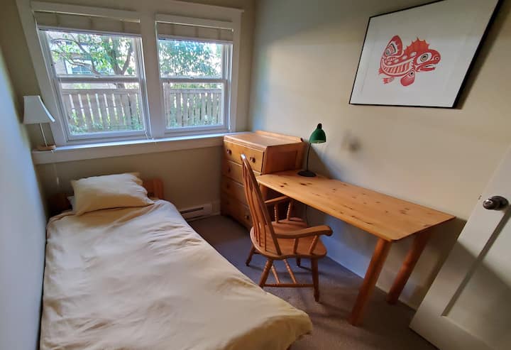 Tercer dormitorio: cama individual. Vestidor, armario y mesa de trabajo con sillón. Barra de alimentación e impresora disponibles.
