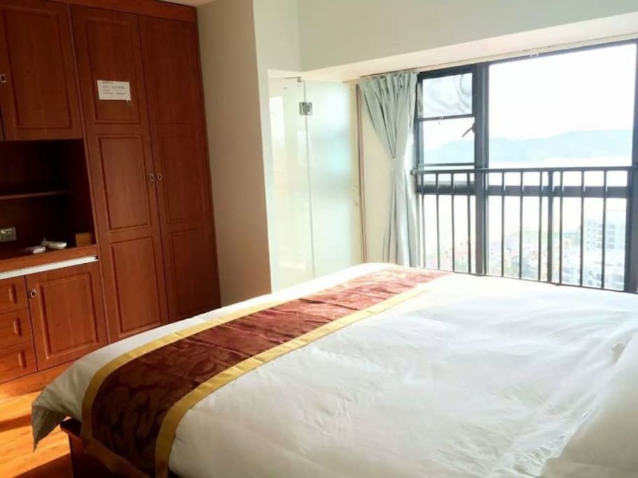 舒适海景主人套房 (房一) Comfortable master room with sea view, equipped with bathroom and hotel king bed