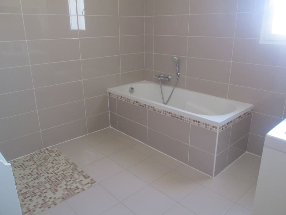 Salle de bain avec baignoire et douche italienne