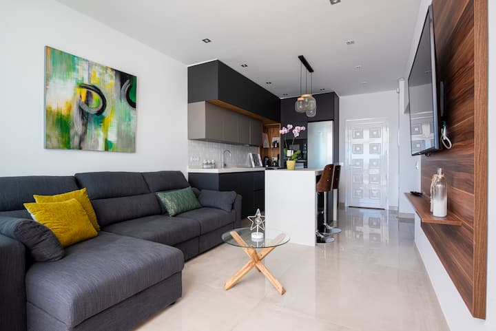 Wohnzimmer. Küche und Eingang.