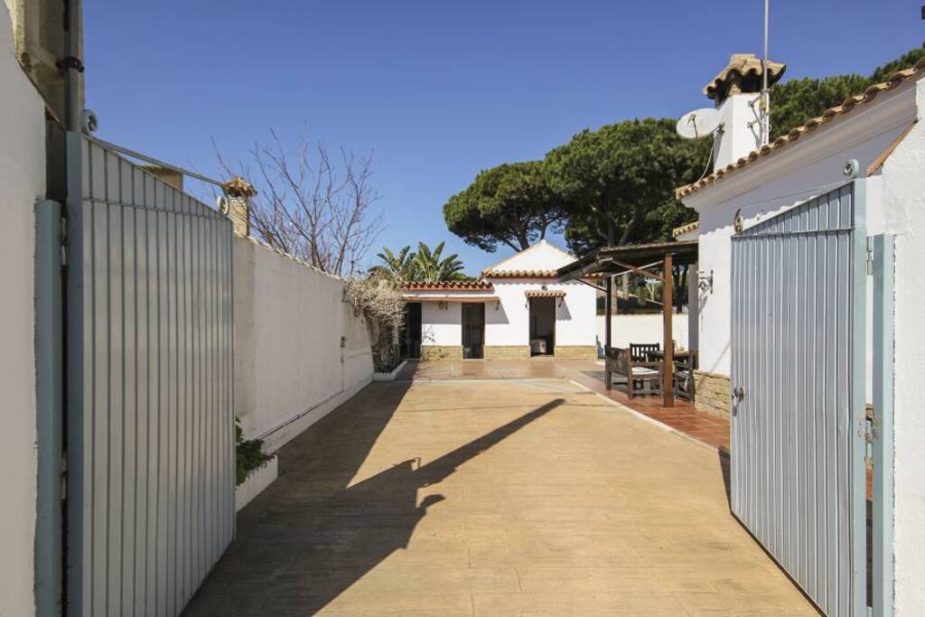 Este es el apartamento con una habitación y un baño comunicado tb por el interior