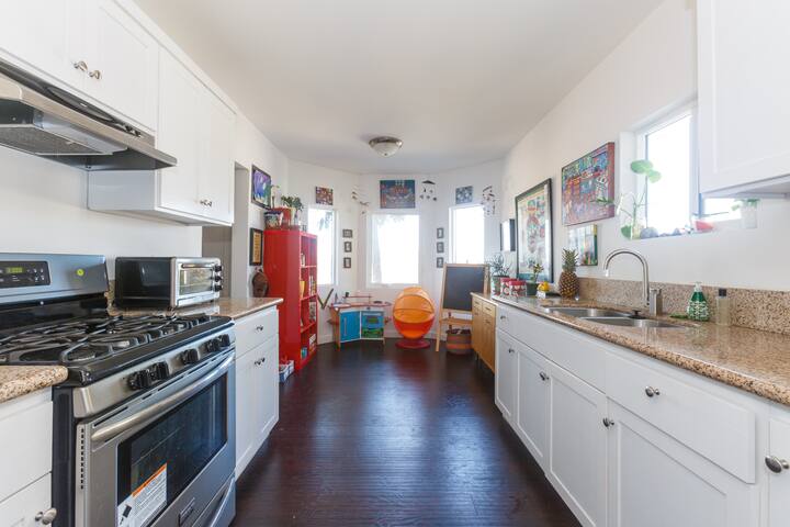 The Frida | Bright Kid Friendly Home with VIEWS gallery image 4