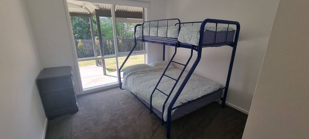 Beautiful 4 bedroom home with pool, spa, billiards gallery image 4