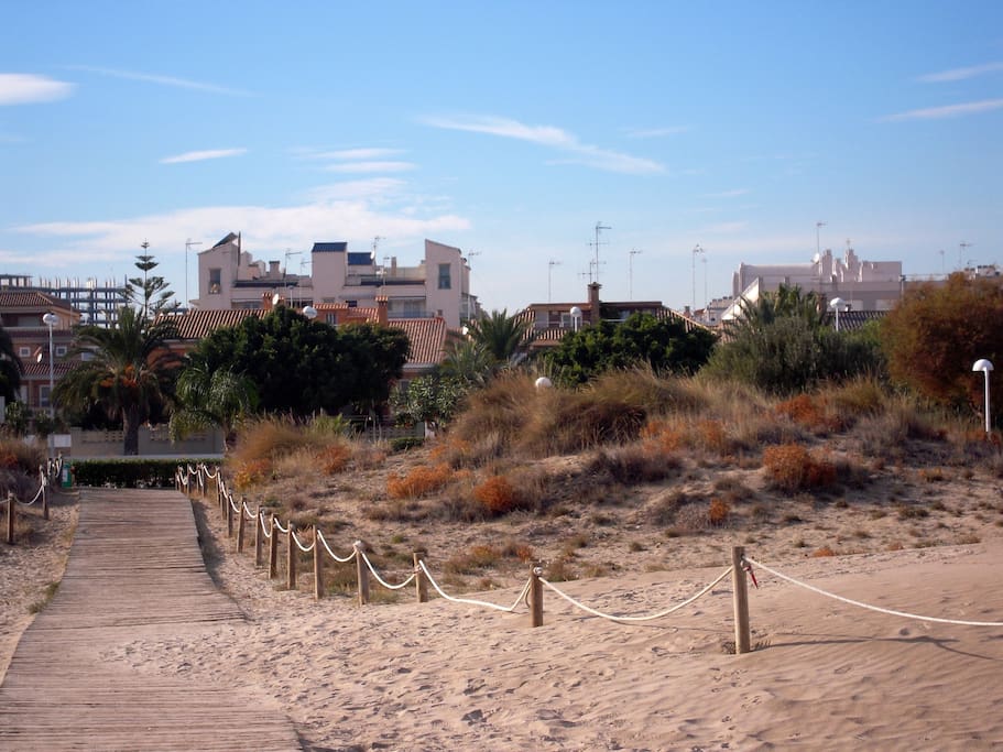 Vista del edificio desde la playa