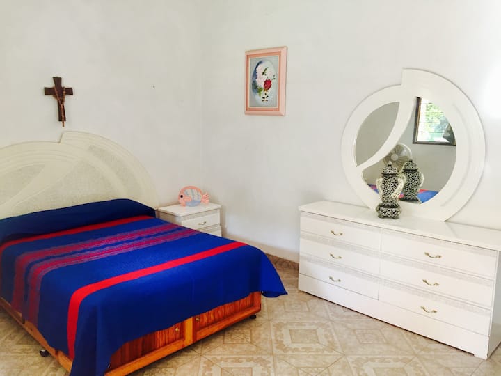 Prostor za najviše 4 osobe. (1 sofa)