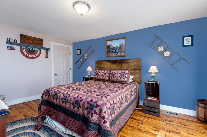 Hoofdslaapkamer boven met queensize bed en tv-dvd-speler