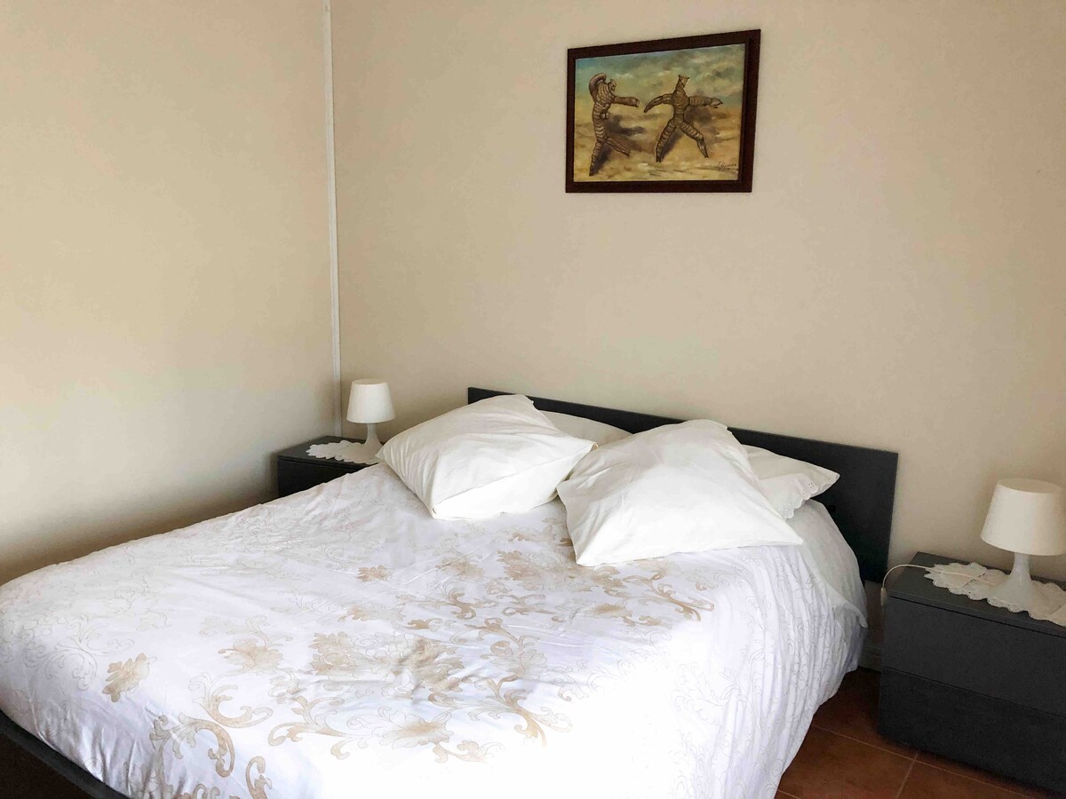 EN: ห้องนอนสำหรับ 2 คนพร้อมเครื่องปรับอากาศ

FR: ห้องนอนสำหรับ 2 คนพร้อมเครื่องปรับอากาศ

ES: ห้องสำหรับสองคนพร้อมเครื่องปรับอากาศ