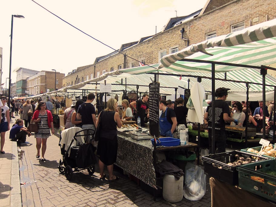 Broadway Market happens every Saturday: street food, vintage retailers, live music, regional products (don't miss incredible Italian cheese stand), wine shops, best coffee, independent fashion designers, book stores, etc.