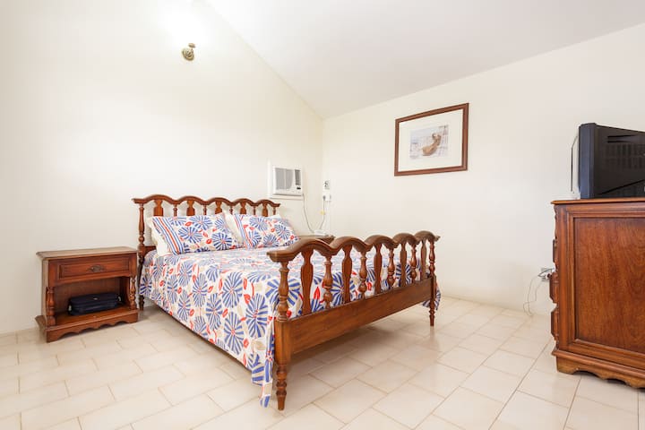 חדר שינה זוגי (קומה עליונה).