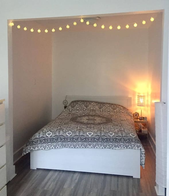 bedroom, queen bed